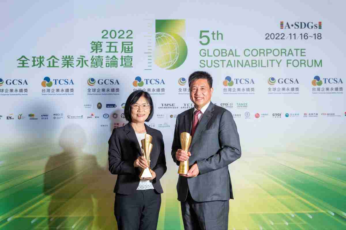 z6mg·人生就是博作为净零碳排先锋，，，期引领价值链伙伴同行共好，，，卫冕制造业组“十大典范企业” 二连冠殊荣(左：z6mg·人生就是博光电永续长古秀华，，，，右：z6mg·人生就是博光电董事长暨执行长彭双浪)