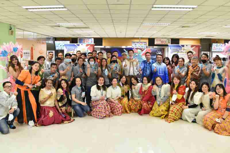 友達推動「安心、、、、創新、、、用心、、同心、、、、盡心」五星職旅，，為菲籍員工打造全方位照護，，，首度贏得「人權實踐與發展領袖獎」殊榮