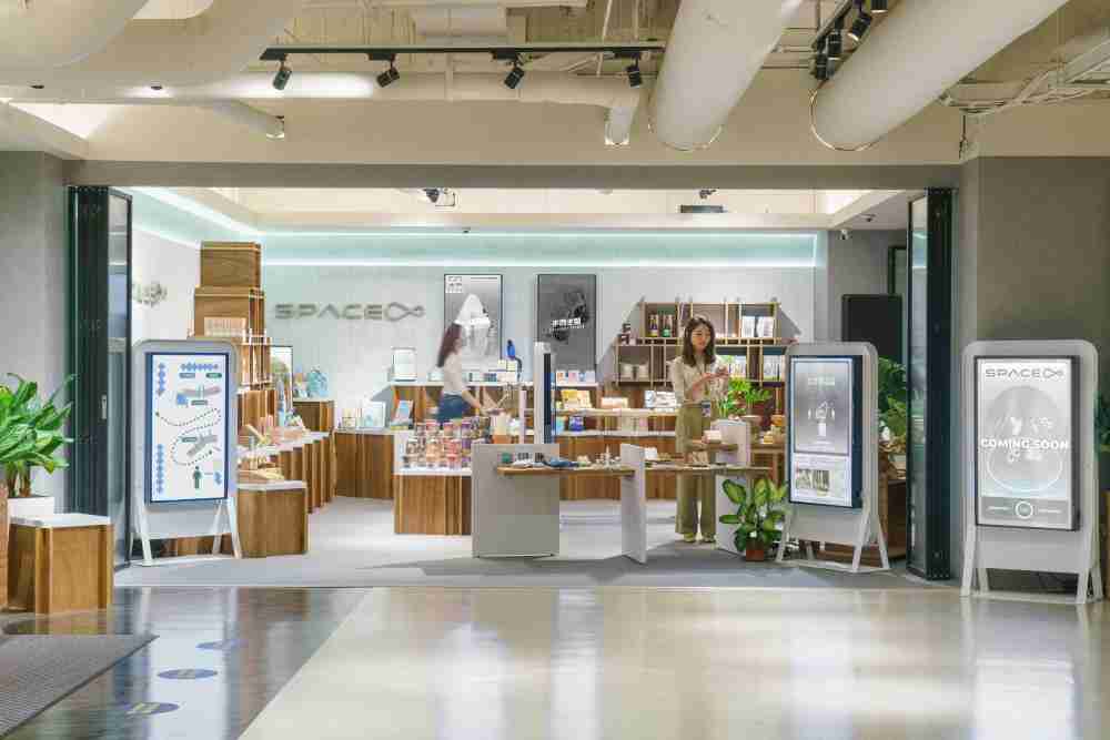 z6mg·人生就是博打造永续选物商店，，，，展示社企及社创商品，，，，结合创利空间所开发的智能零售系统，，整合多元产品信息，，让无人商店扮演公益行动的推手