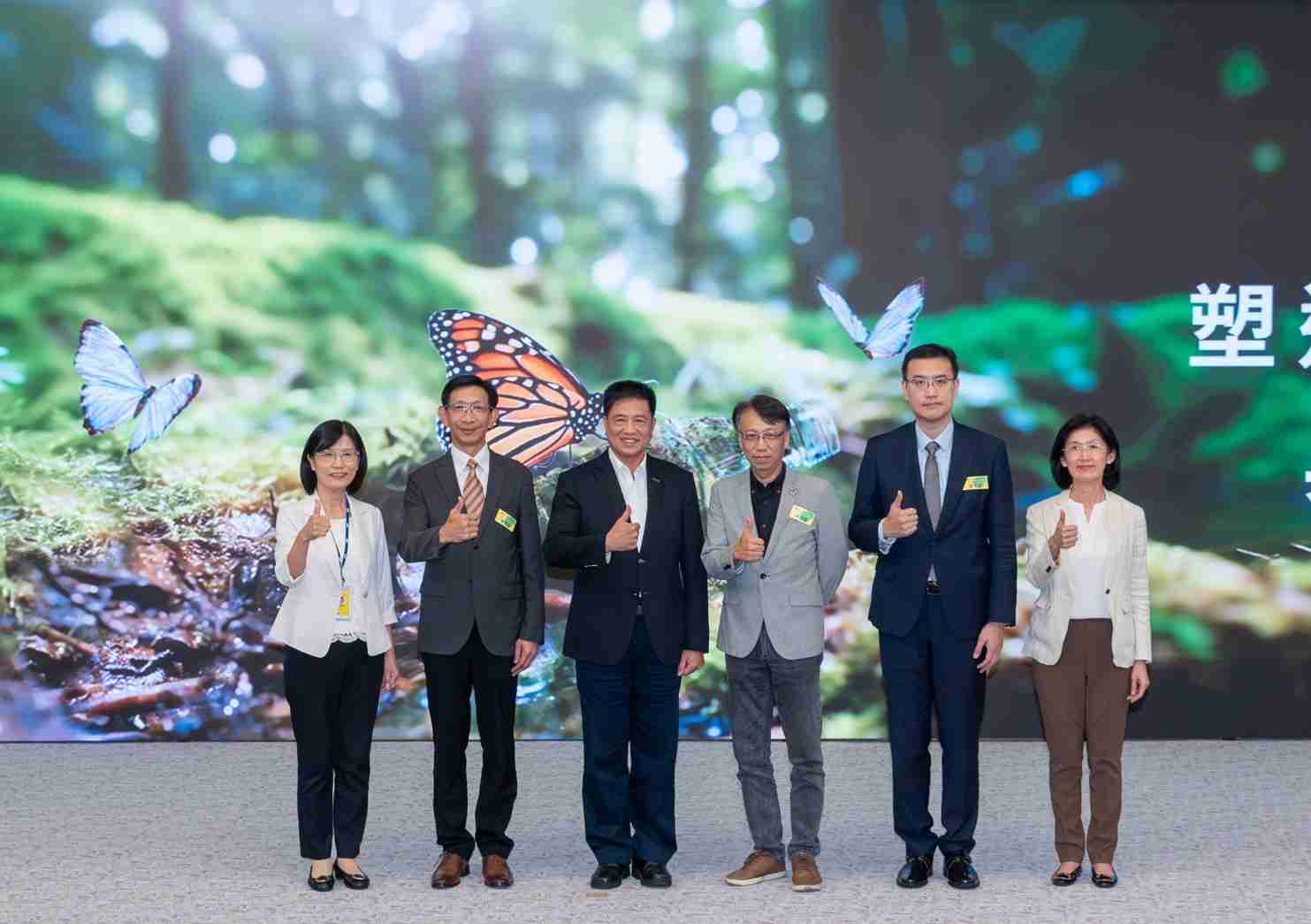 友達2023 CSR共榮大會，，，邀請領域專家分享交流生物多樣性管理趨勢、、、、無塑產品、、、、海廢永續塑料等議題  （圖左到右：友達光電永續長古秀華、、3M台灣技術長陳君杰、、、友達光電董事長暨集團策略長彭双浪、、、光寶科技企業永續發展處處長陳慶暉、、安永聯合會計師事務所執業會計師曾于哲、、友達光電供應鏈總部副總經理吳宜芳）