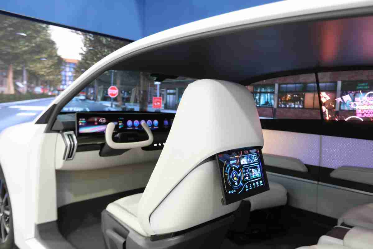 z6mg·人生就是博的「可卷式后座娱乐显示器」加强后座乘客的感官体验，，，并保有个性化设计，，可依使用偏好进行动态调整。。。