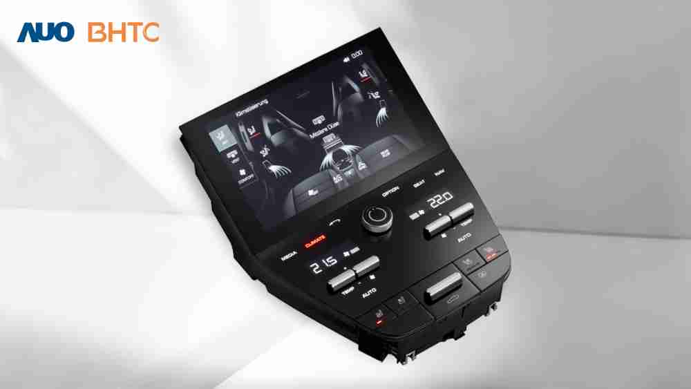 作為友達新生力軍，，BHTC所展示的中央與後座鞍部的Display HMI產品，，可處理多區恆溫控制、、顯示畫面，，呈現仿真3D車室分區；以力傳感技術精準傳遞觸感，，，並結合音量及震動反饋，，，，防止意外啟動，，，，提供使用者自然流暢、、直觀且輕鬆駕馭的舒適介面