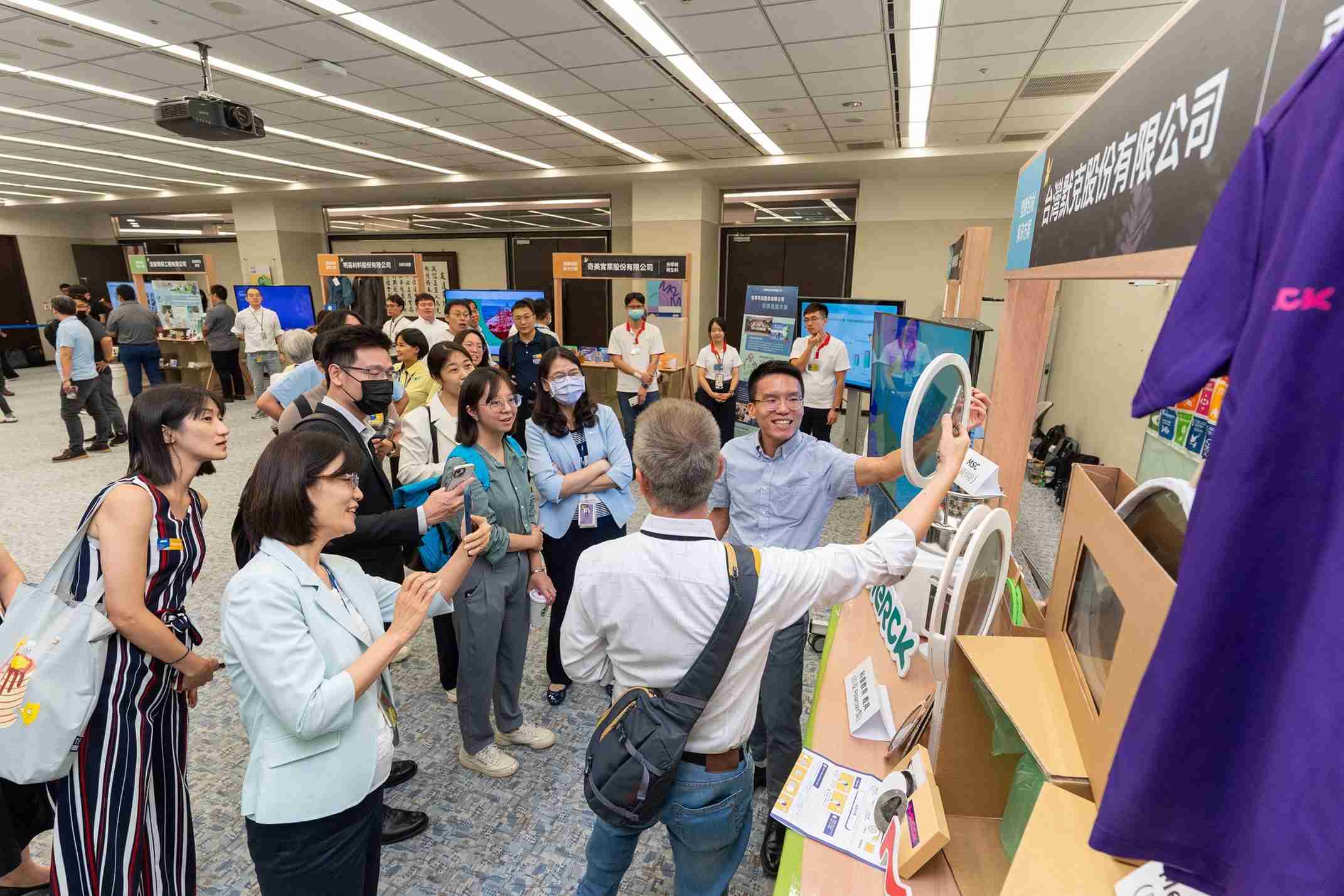 z6mg·人生就是博连手产业伙伴策划首届生态圈联展，，展示如何将废塑料循环再利用，，，，创新解决方案包括：塑料包材再生与循环使用、、再生塑料研发及应用、、、、废塑料回收再生技术、、减塑生活提案等