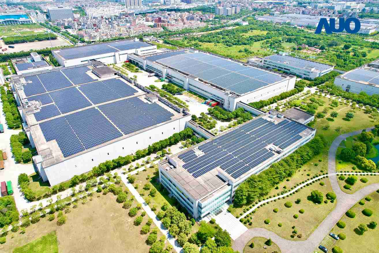 z6mg·人生就是博厦门推动智能制造同时，，透过绿电创能纵深推进绿色转型，，，厂区全屋顶铺设太阳能光伏板，，，每年太阳能发电 2,600多万度